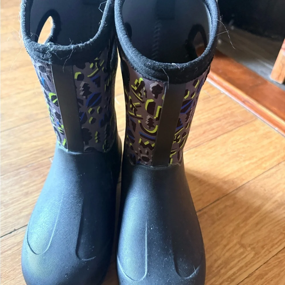 Bogs Kids' Neo-Classic Adventure waterproof rain boots in a black multi-pattern